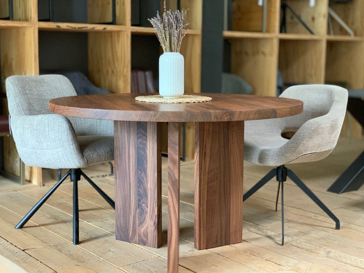 Runder Massivholztisch Nussbaum Sona mit 3 Holzwangen 
