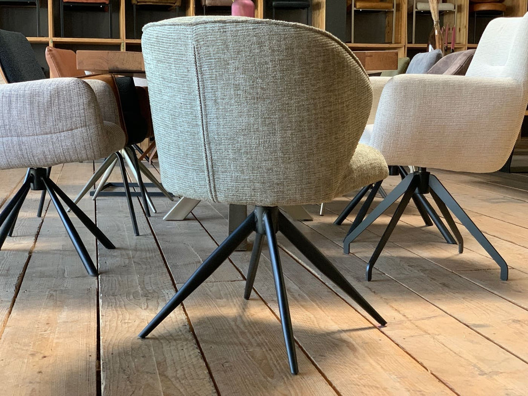 Schalenstuhl Esszimmer Stoff drehbar – Rückansicht eines drehbaren Esszimmerstuhls mit gepolsterter Sitzschale und schwarzem Metallgestell