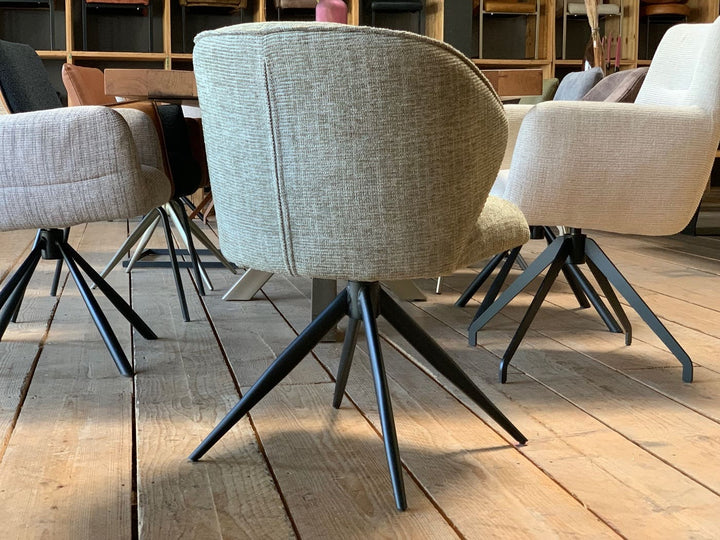 Schalenstuhl Esszimmer Stoff drehbar – Rückansicht eines drehbaren Esszimmerstuhls mit gepolsterter Sitzschale und schwarzem Metallgestell