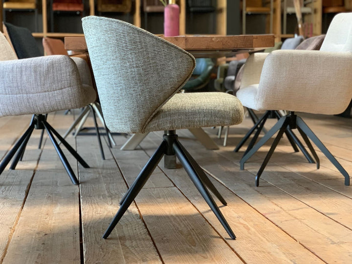 Schalenstuhl Esszimmer Stoff drehbar – Seitenansicht eines modernen drehbaren Esszimmerstuhls mit ergonomischer Sitzschale und schwarzem Metallgestell
