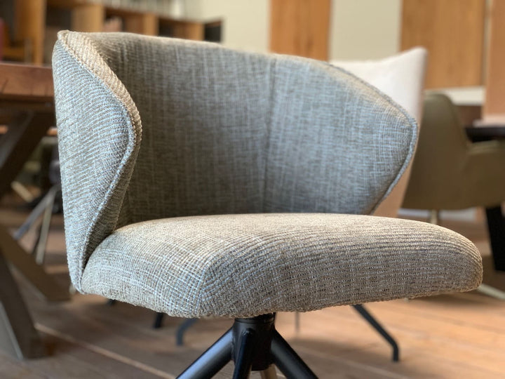 Schalenstuhl Esszimmer Stoff drehbar – Detailaufnahme der gepolsterten Sitzschale eines drehbaren Esszimmerstuhls aus Stoff