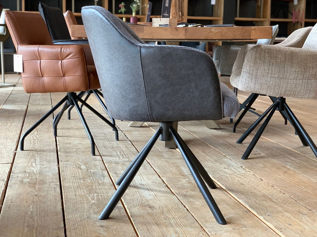 Schalenstuhl Leder Stoff drehbar in Seitenansicht mit gepolsterter Sitzschale, moderner Esszimmerstuhl mit stabilem Metall-Drehgestell auf Holzboden in stilvollem Ambiente