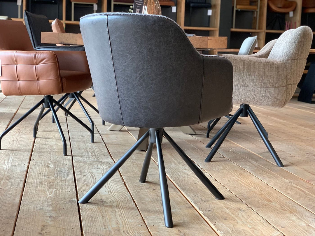 Schalenstuhl Leder Stoff drehbar Rückansicht mit hochwertiger Leder-Rückseite und gepolsterter Sitzschale, moderner Esszimmerstuhl mit stabilem Metall-Drehgestell auf Holzboden in stilvollem Ambiente