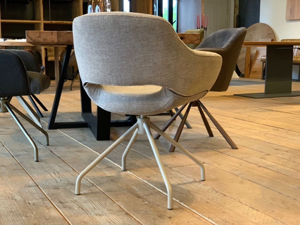 Rückansicht eines modernen Schalenstuhls mit Drehfunktion und beigem Stoffbezug, Esszimmerstuhl mit gepolsterter Sitzschale und Metallgestell