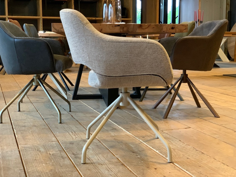 Moderner Schalenstuhl mit Drehfunktion und Stoffbezug in Beige, Esszimmerstuhl mit gepolsterter Sitzschale und Metallgestell