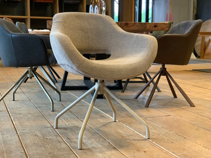 Moderner Schalenstuhl mit Drehfunktion und Stoffbezug in Beige, Esszimmerstuhl mit gepolsterter Sitzschale und Metallgestell