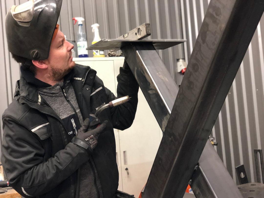 Mitarbeiter von Steelwood Interior fertigt das Mittelfuß Tischgestell Toro 