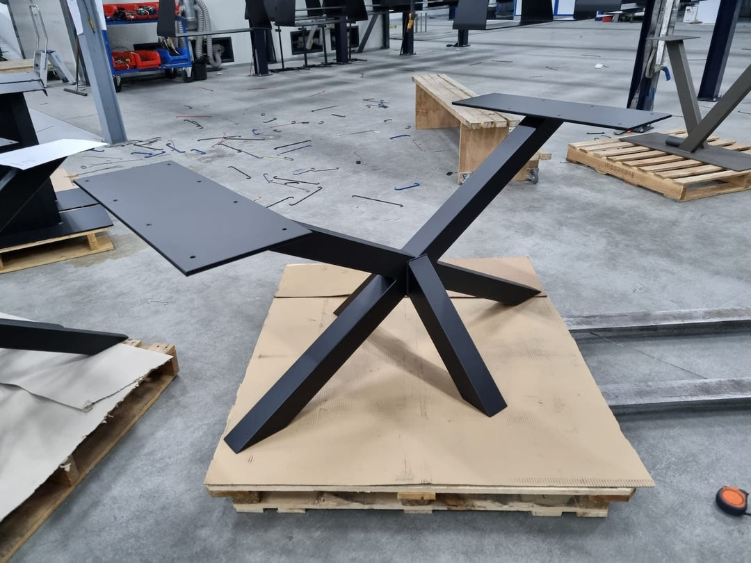 Tischuntergestell Kreuzfuß Metall Lenox schwarz Pulverbeschichtet in der Produktion 