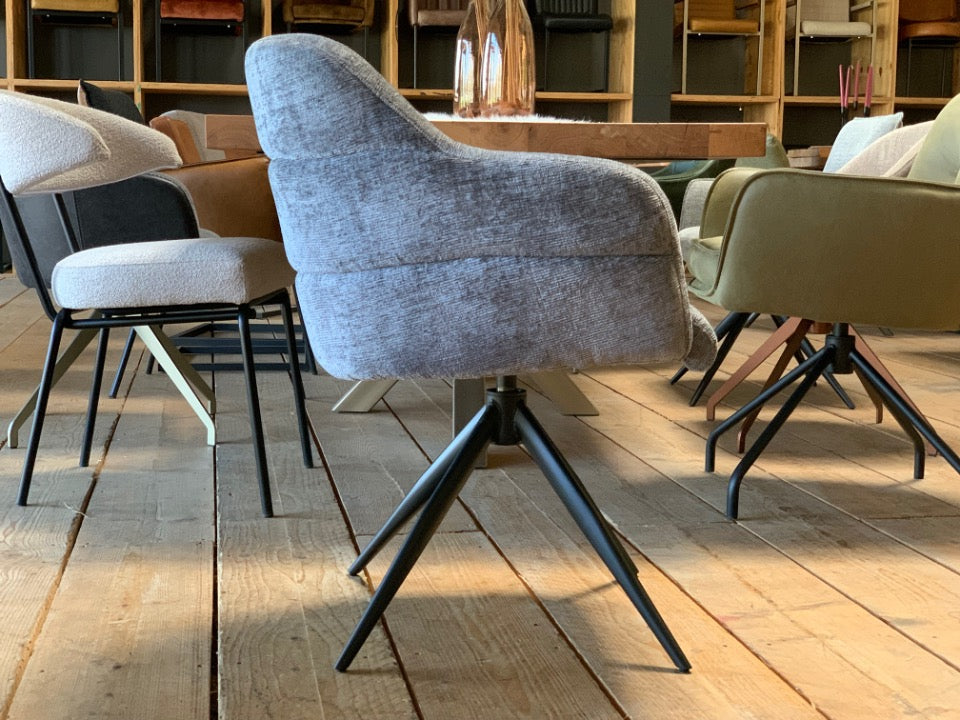 Moderner Stoffstuhl mit Drehfunktion in stilvoller Seitenansicht – ergonomisch geformte Rückenlehne, weiche Polsterung und stabiles schwarzes Metallgestell in Sternform für hohen Sitzkomfort und zeitloses Design.