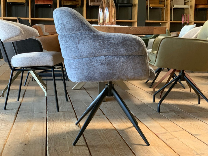Moderner Stoffstuhl mit Drehfunktion in stilvoller Seitenansicht – ergonomisch geformte Rückenlehne, weiche Polsterung und stabiles schwarzes Metallgestell in Sternform für hohen Sitzkomfort und zeitloses Design.
