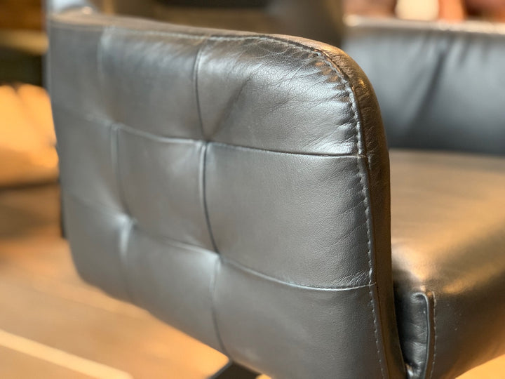 Detailaufnahme der Sitzschale eines Stuhl Esszimmer Leder drehbar in schwarzer Lederfarbe mit sichtbaren Ziernähten und weicher Polsterung, die die hochwertige Verarbeitung des Leders hervorhebt.