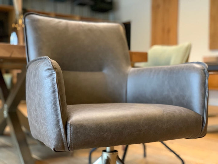 Detailaufnahme der Sitzschale eines hochwertigen Stuhl Esszimmer Leder drehbar 158T mit feiner Lederstruktur, weicher Polsterung, komfortabler Sitzfläche und gepolsterten Armlehnen; zeigt die hochwertige Verarbeitung in einem modernen Essbereich.