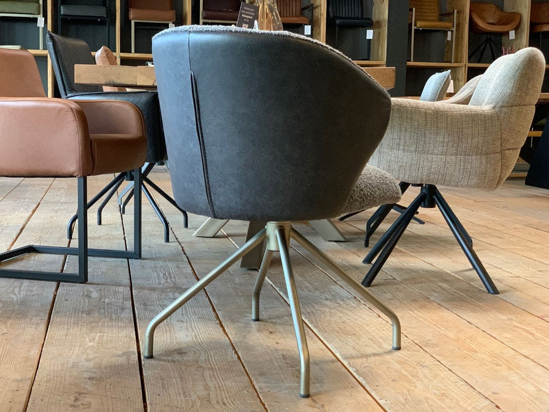 Esszimmerstuhl mit Leder-Stoff-Kombination in Rückansicht, glatte Leder-Rückseite mit eleganter Naht und gepolsterter Stoff-Sitzfläche, drehbares Metallgestell im modernen Essbereich