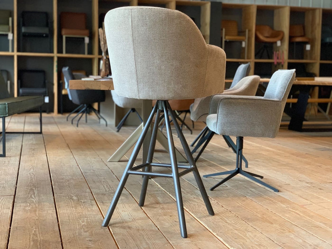 Thekenstuhl gepolstert drehbar in Rückansicht, weich gepolsterte Rückenlehne mit hochwertigem Stoffbezug, ergonomische Form und stabiles Metallgestell mit Sternfuß, ideal für moderne Küchen und stilvolle Thekenbereiche.