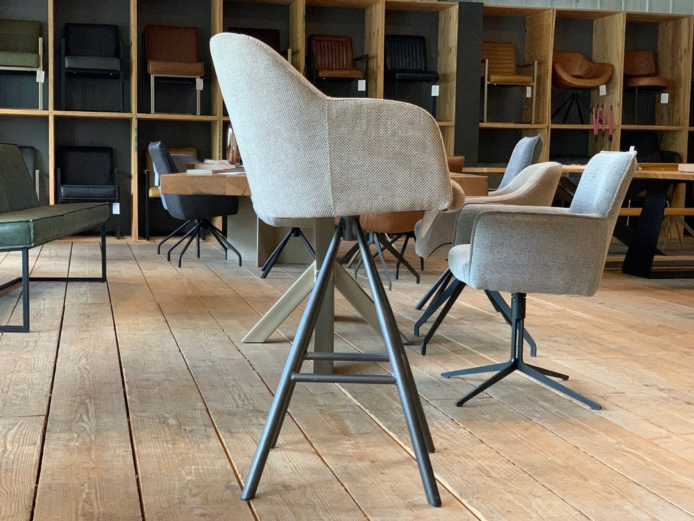 Thekenstuhl gepolstert drehbar in Seitenansicht, komfortable Sitzschale mit Armlehnen und hochwertigem Stoffbezug, ergonomisches Design und stabiles Metallgestell mit Sternfuß, ideal für moderne Küchen und stilvolle Thekenbereiche.