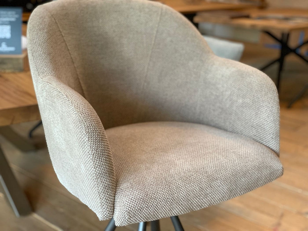Thekenstuhl gepolstert drehbar in Detailansicht der Sitzschale, weich gepolsterte Oberfläche mit hochwertigem Stoffbezug, ergonomische Form für hohen Sitzkomfort und modernes Design für stilvolle Küchen und Thekenbereiche.