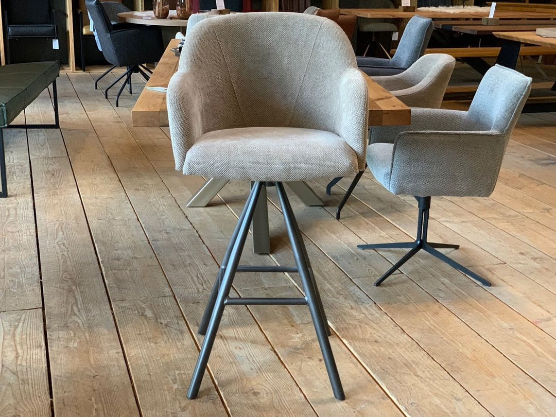 Thekenstuhl gepolstert drehbar in Vorderansicht, komfortable Sitzschale mit Armlehnen und hochwertigem Stoffbezug, ergonomisches Design und stabiles Metallgestell mit Sternfuß, ideal für moderne Küchen und stilvolle Thekenbereiche.