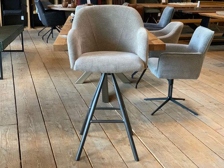 Thekenstuhl gepolstert drehbar in Vorderansicht, komfortable Sitzschale mit Armlehnen und hochwertigem Stoffbezug, ergonomisches Design und stabiles Metallgestell mit Sternfuß, ideal für moderne Küchen und stilvolle Thekenbereiche.