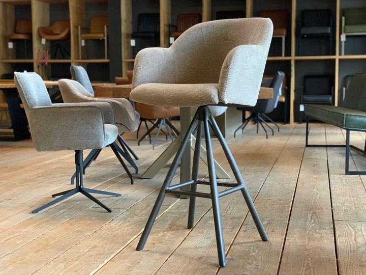 Thekenstuhl gepolstert drehbar in modernem Design, komfortable Sitzschale mit Armlehnen und hochwertigem Stoffbezug, ergonomische Form und stabiles Metallgestell mit Sternfuß, ideal für Küchen, Theken und stilvolle Essbereiche.