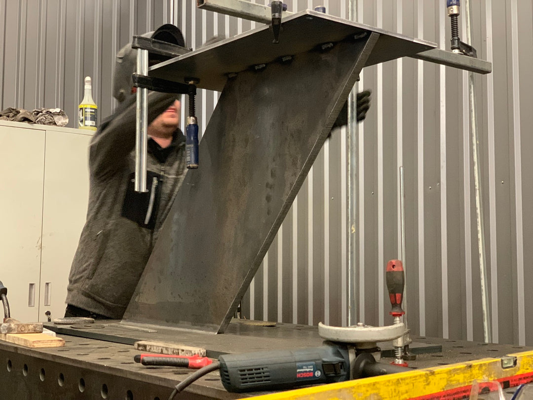 Schlosser von Steelwood Interior fertigt das Tischgestell Zara