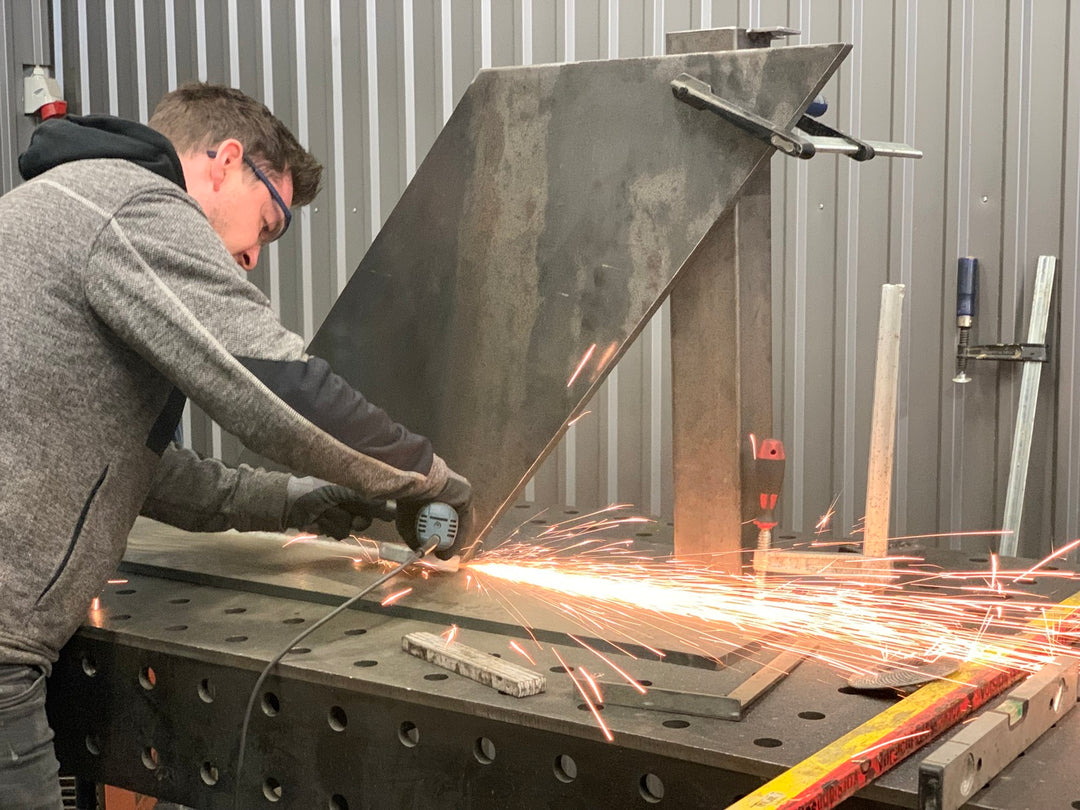 Schlosser von Steelwood Interior fertigt Tischgestell Metall Mittelfuß Zara