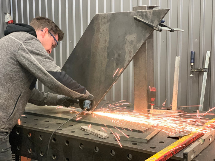Schlosser von Steelwood Interior fertigt Tischgestell Metall Mittelfuß Zara