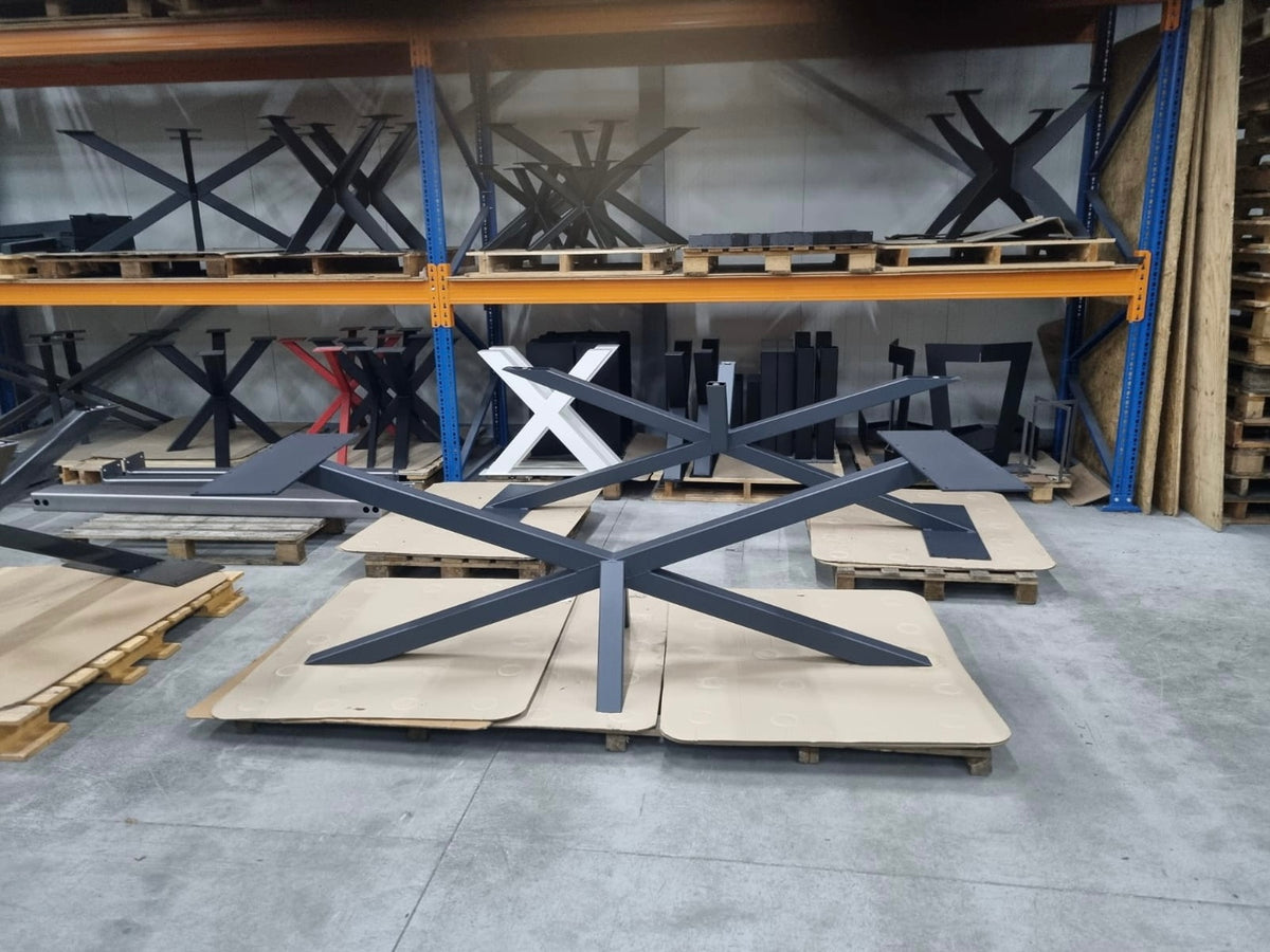 Tischgestell Lager mit mehreren Tischgestellen aus Metall im Lager von Steelwood Interior