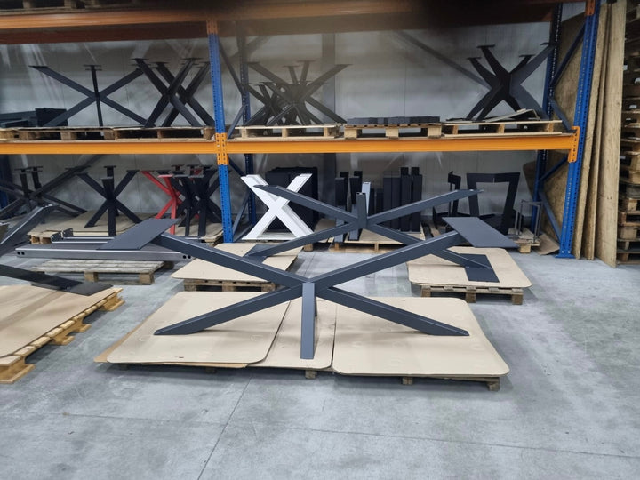 Tischgestell Lager mit mehreren Tischgestellen aus Metall im Lager von Steelwood Interior