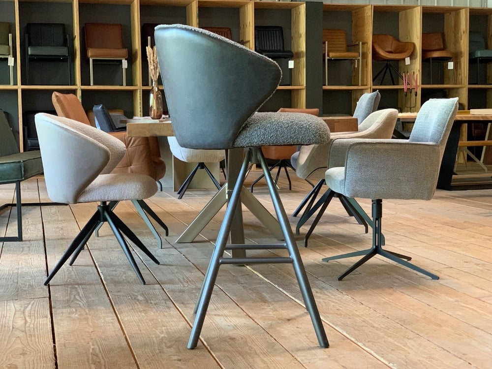 Tresenstuhl drehbar Leder Stoff in Seitenansicht, gepolsterte Sitzschale mit stilvoller Kombination aus Stoff und Leder, ergonomische Rückenlehne und stabiles Metallgestell mit Sternfuß, ideal für moderne Küchen und Barbereiche.