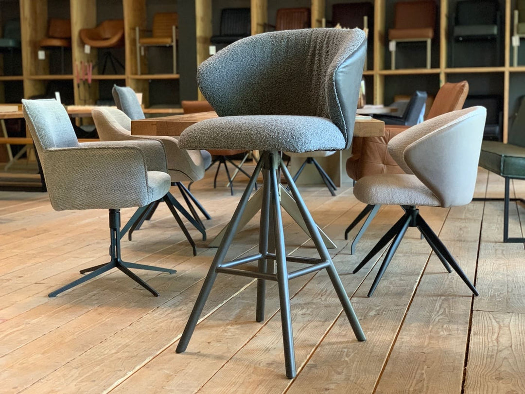 Tresenstuhl drehbar Leder Stoff in modernem Design, gepolsterte Sitzschale mit Kombination aus Stoff und Leder, ergonomische Rückenlehne und stabiles Metallgestell mit Sternfuß, ideal für stilvolle Küchen- und Barbereiche.