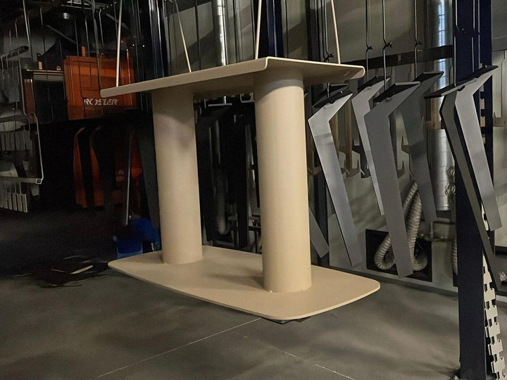 Tisch Untergestell Tisch modern Kyra hängend in der Pulverbeschichtungsanlage 
